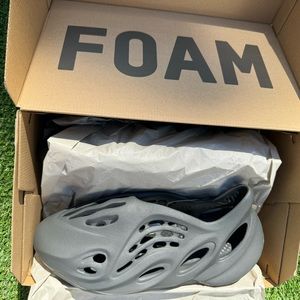 📦SOLD📦Yeezy Carbon Foam RNR